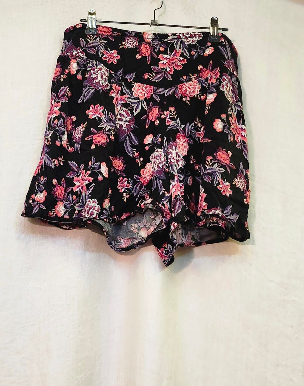Torrid 00 Flowy Soft Floral Pull on Short Flattering V Panel Front Waist